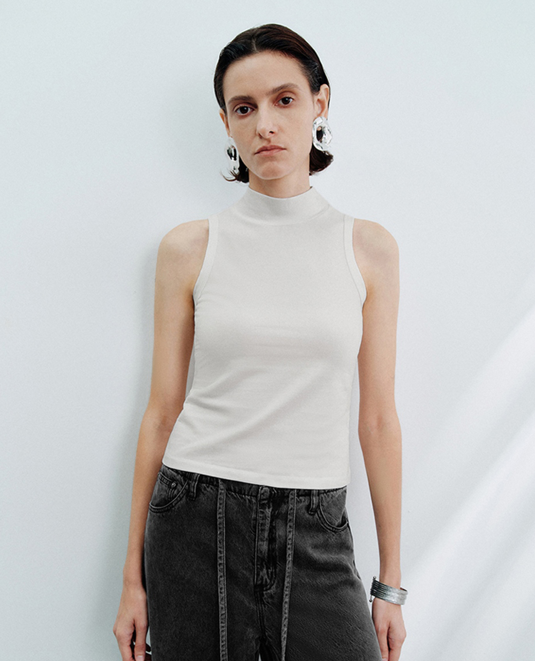 URBAN REVIVO - Áo sát nách nữ cổ cao phom ôm