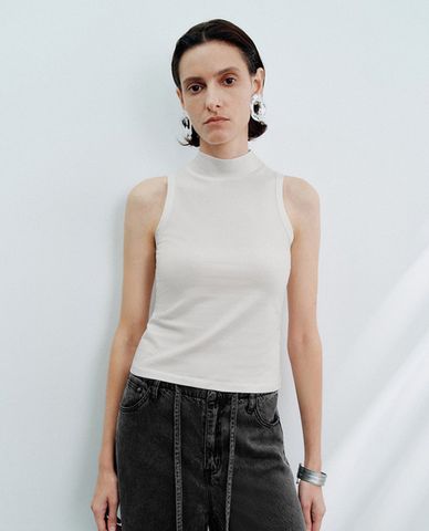  URBAN REVIVO - Áo sát nách nữ cổ cao phom ôm 