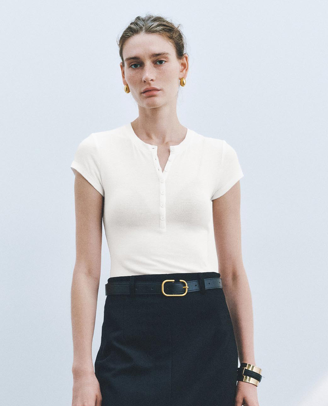 URBAN REVIVO - Áo thun nữ tay ngắn phối nút phom ôm