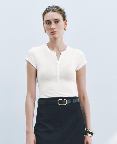  URBAN REVIVO - Áo thun nữ tay ngắn phối nút phom ôm 