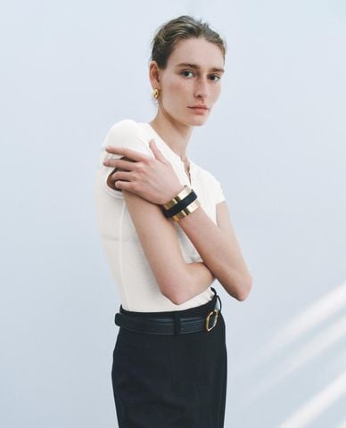  URBAN REVIVO - Áo thun nữ tay ngắn phối nút phom ôm 