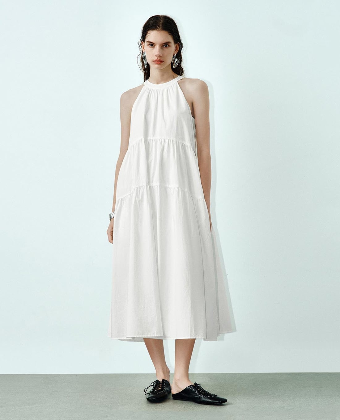 URBAN REVIVO - Đầm sát nách midi cổ yếm xếp tầng