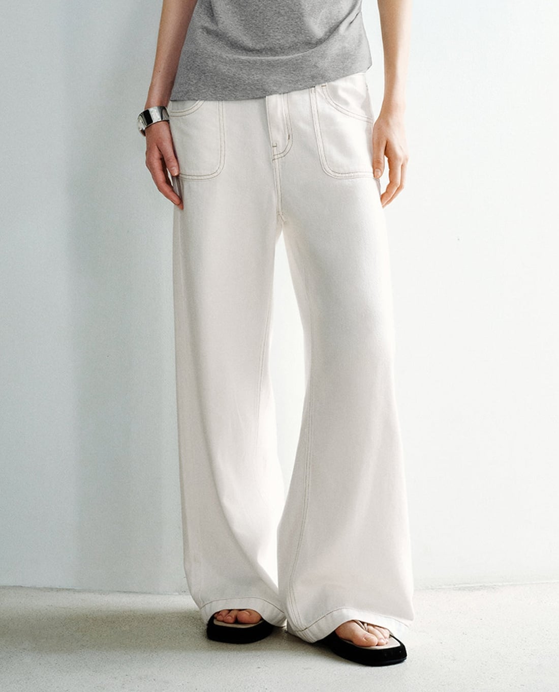 URBAN REVIVO - Quần jeans nữ ống rộng phối túi hộp