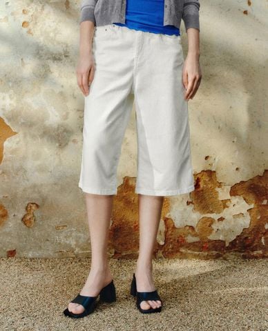  URBAN REVIVO - Quần short jean nữ dáng lửng ống rộng 