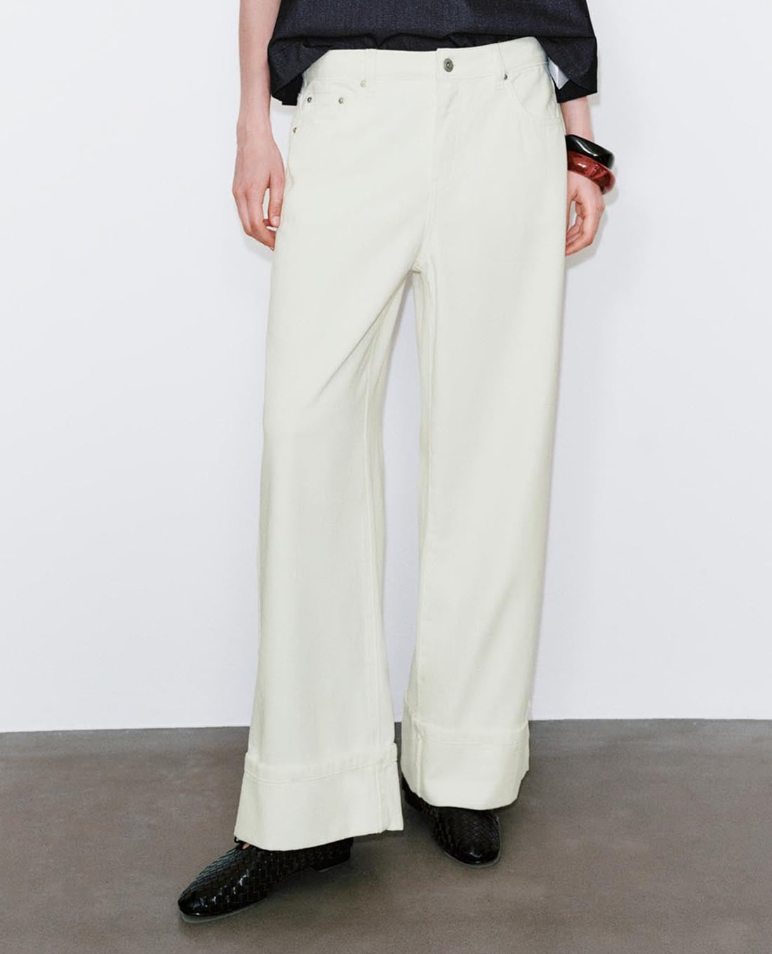 URBAN REVIVO - Quần jeans nữ ống rộng xắn gấu