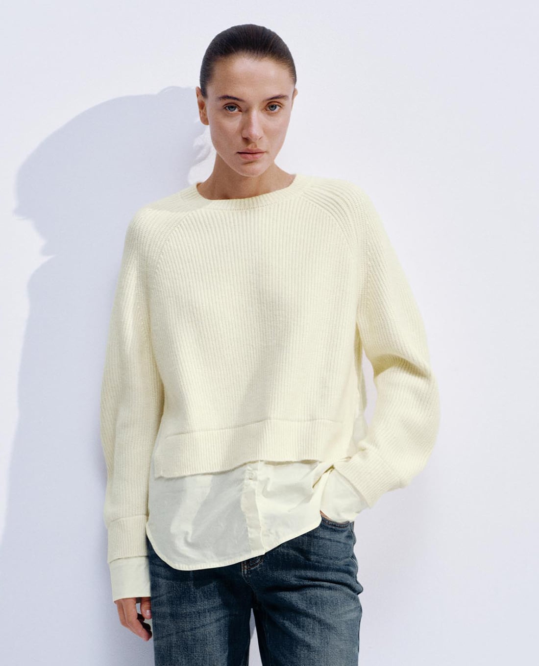 URBAN REVIVO - Áo dệt kim nữ cổ tròn tay dài phối sơ mi