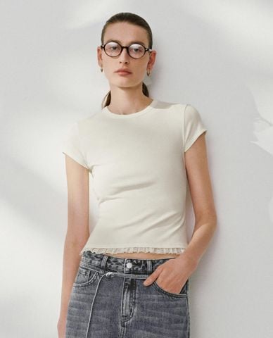  URBAN REVIVO - Áo thun nữ cổ tròn tay ngắn viền ren 