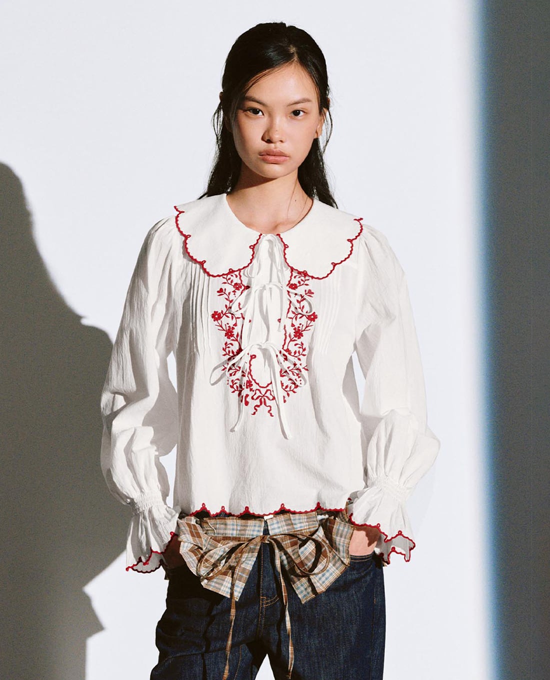 URBAN REVIVO - Áo sơ mi nữ cổ tròn buộc nơ thêu hoa