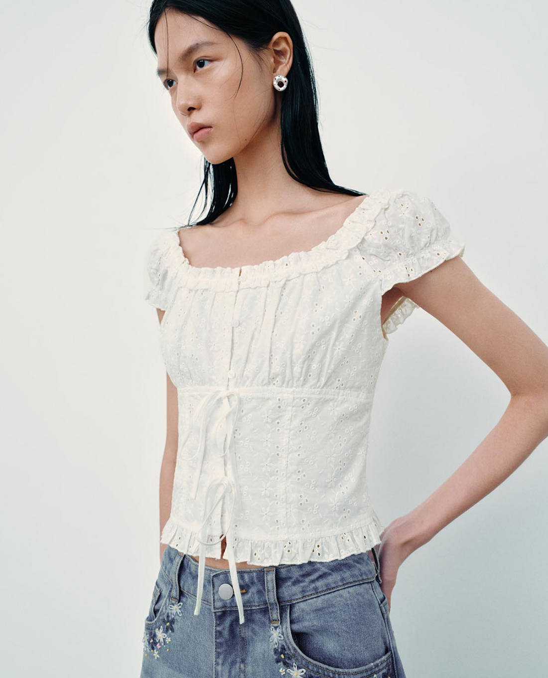 URBAN REVIVO - Áo croptop nữ cổ vuông tay ngắn phối bèo
