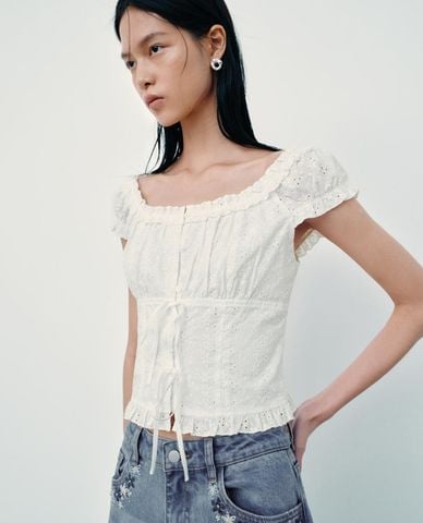  URBAN REVIVO - Áo croptop nữ cổ vuông tay ngắn phối bèo 