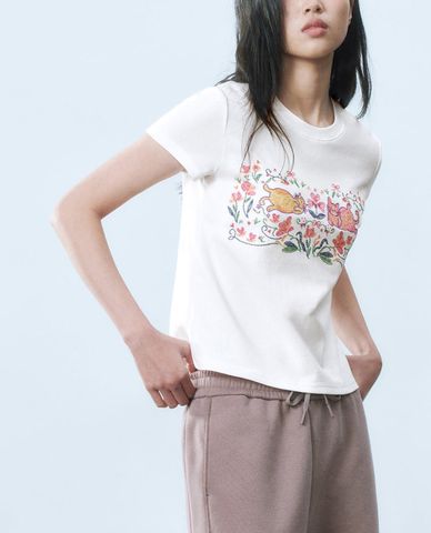  URBAN REVIVO - Áo thun nữ cổ tròn tay ngắn in họa tiết 