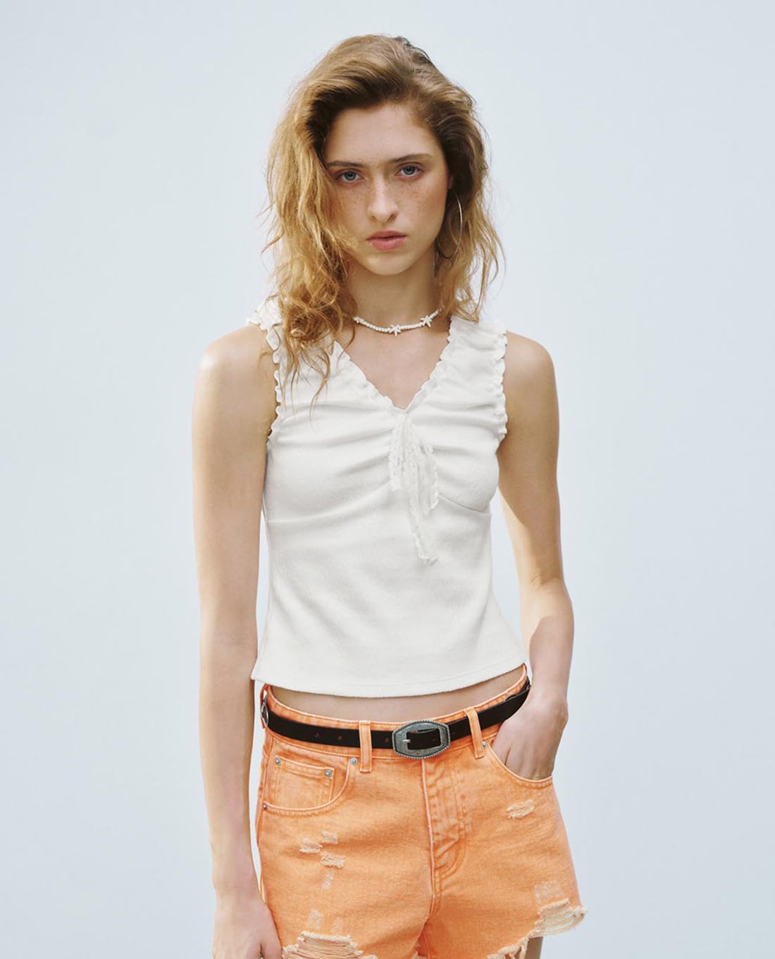 URBAN REVIVO - Áo sát nách nữ cổ V nhún bèo phối dây rút