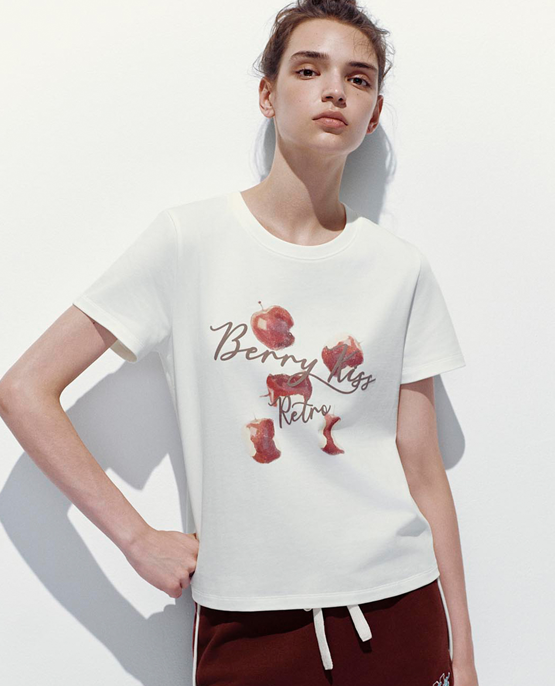 URBAN REVIVO - Áo thun nữ cổ tròn tay ngắn in họa tiết