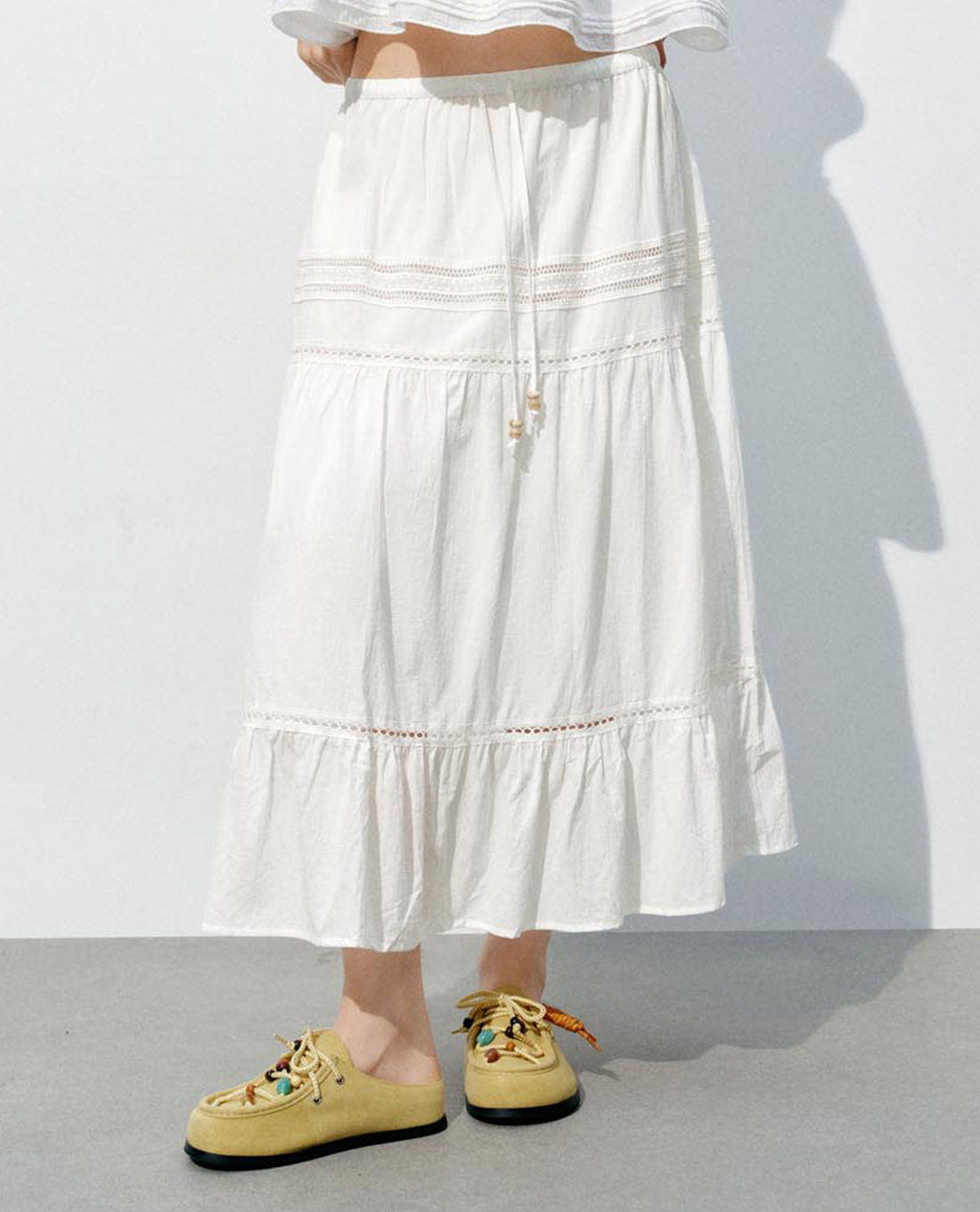 URBAN REVIVO - Chân váy xếp tầng midi phối dây rút