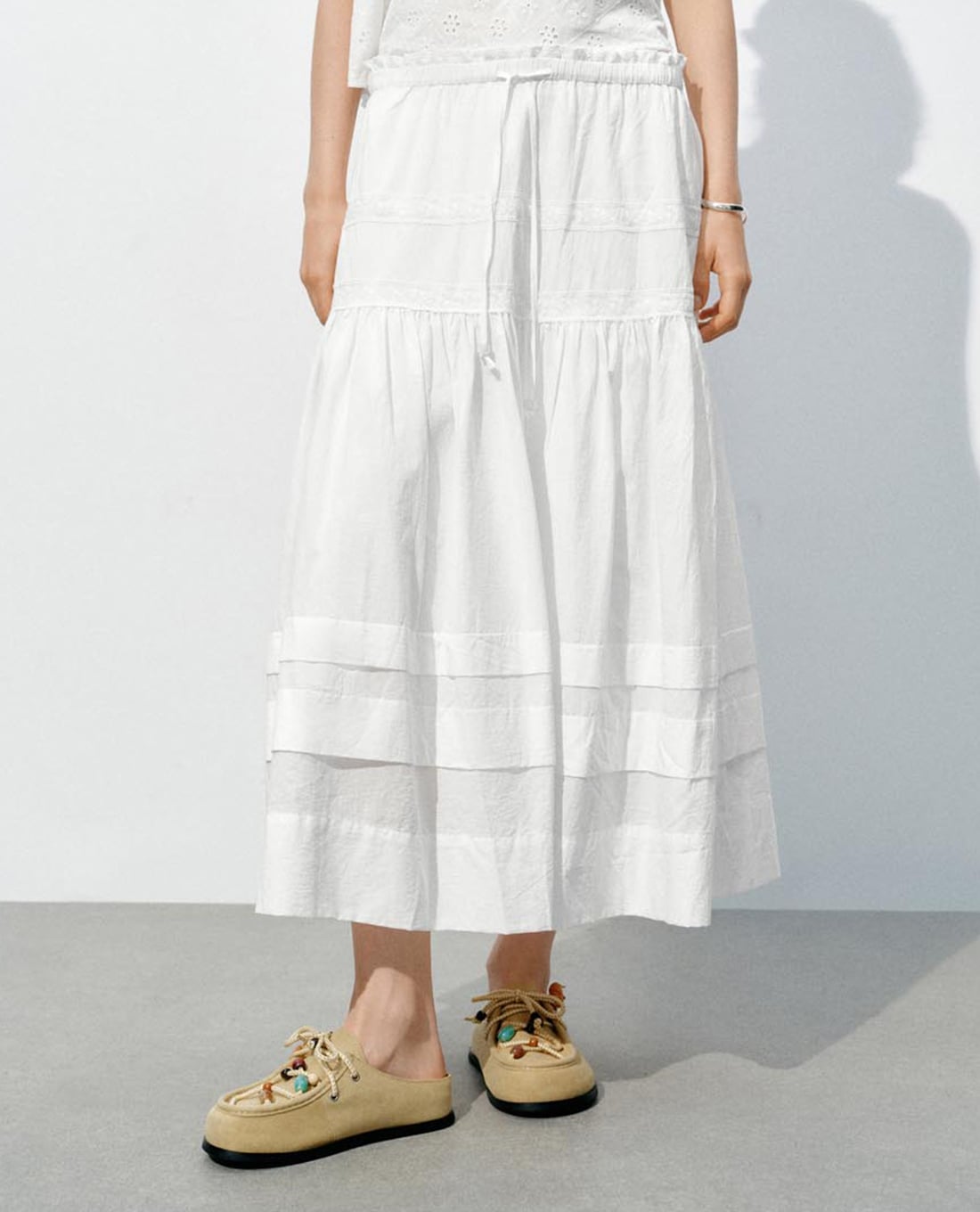 URBAN REVIVO - Chân váy chữ A midi xếp tầng phối dây rút