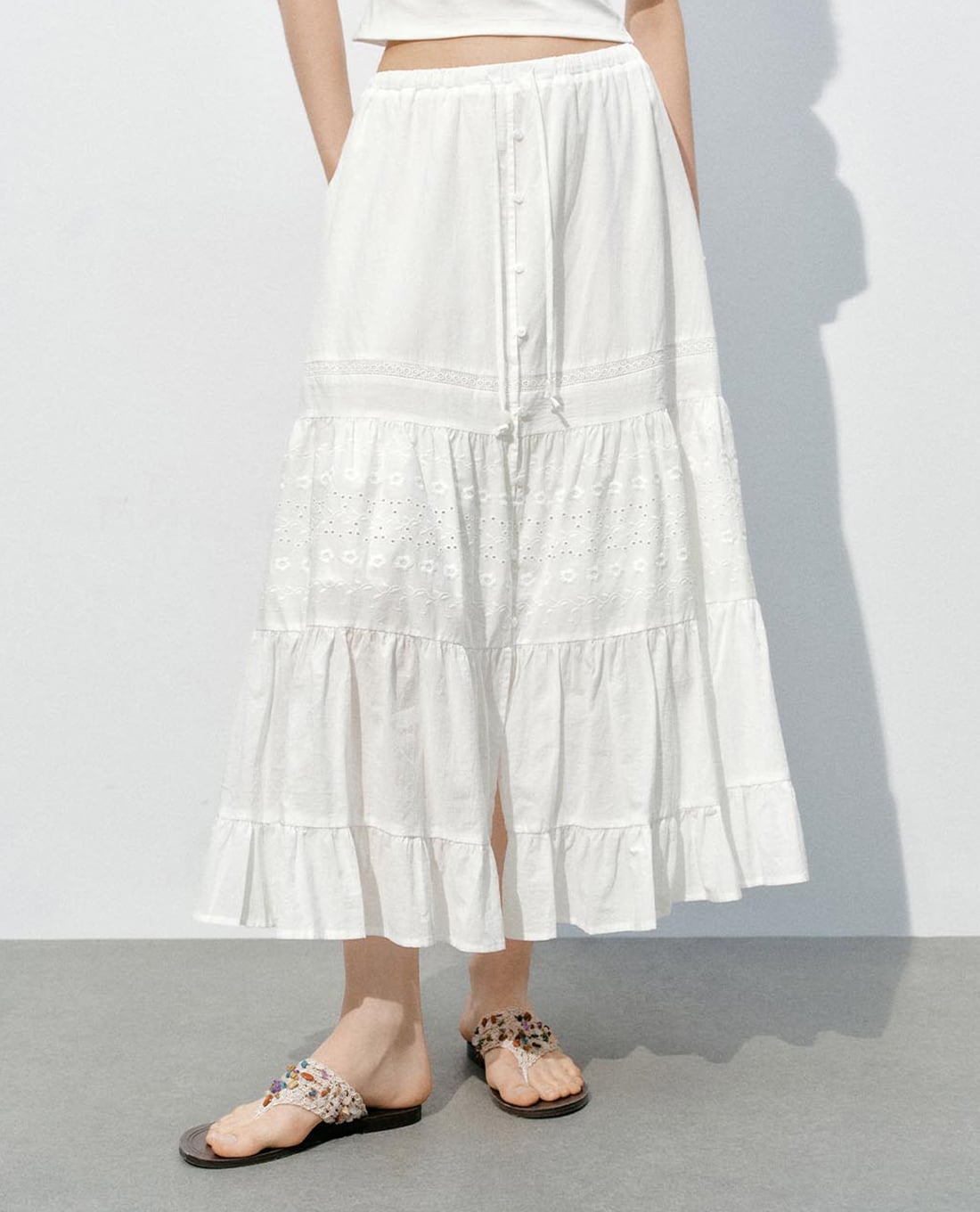 URBAN REVIVO - Chân váy chữ A midi xếp tầng phối dây rút