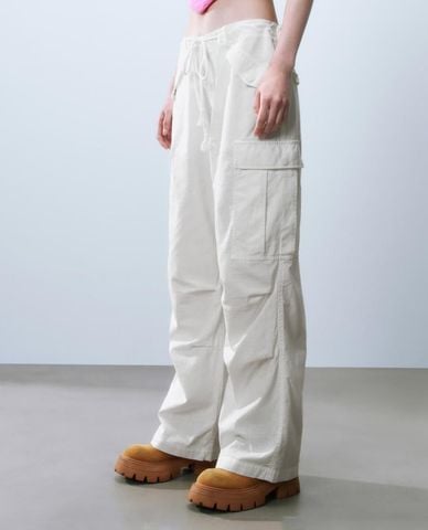  URBAN REVIVO - Quần nữ ống rộng dây rút phối túi hộp 