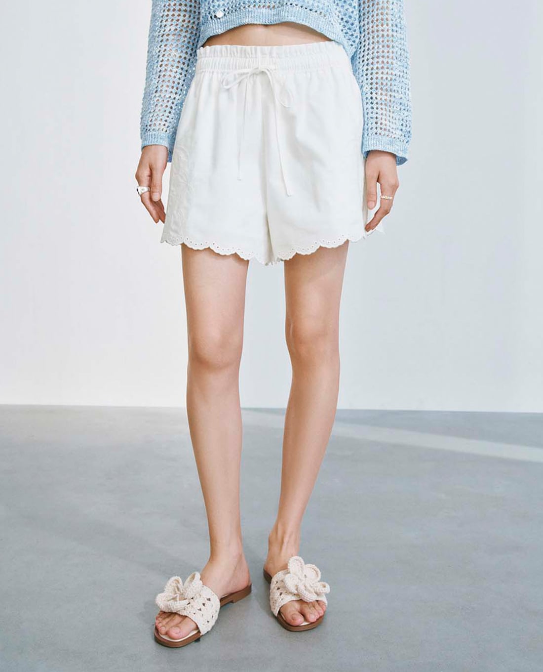URBAN REVIVO - Quần short nữ ống rộng lưng thun phối ren