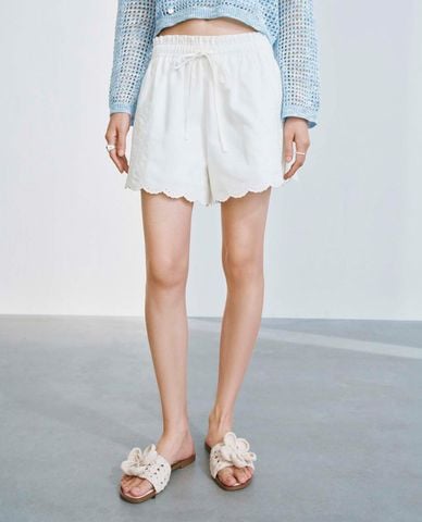  URBAN REVIVO - Quần short nữ ống rộng lưng thun phối ren 