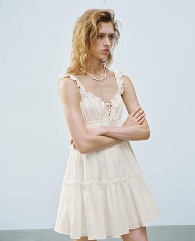  URBAN REVIVO - Đầm hai dây mini xếp tầng phối nơ 