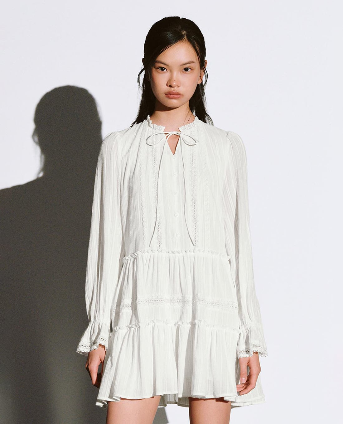 URBAN REVIVO - Đầm xếp tầng mini tay phồng phối bèo nhún