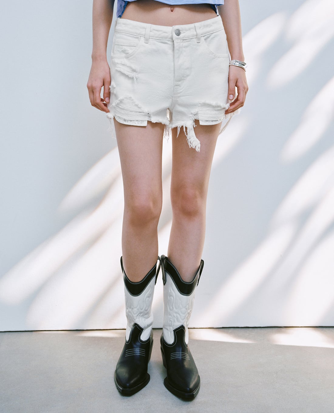 URBAN REVIVO - Quần short jeans nữ rách gấu