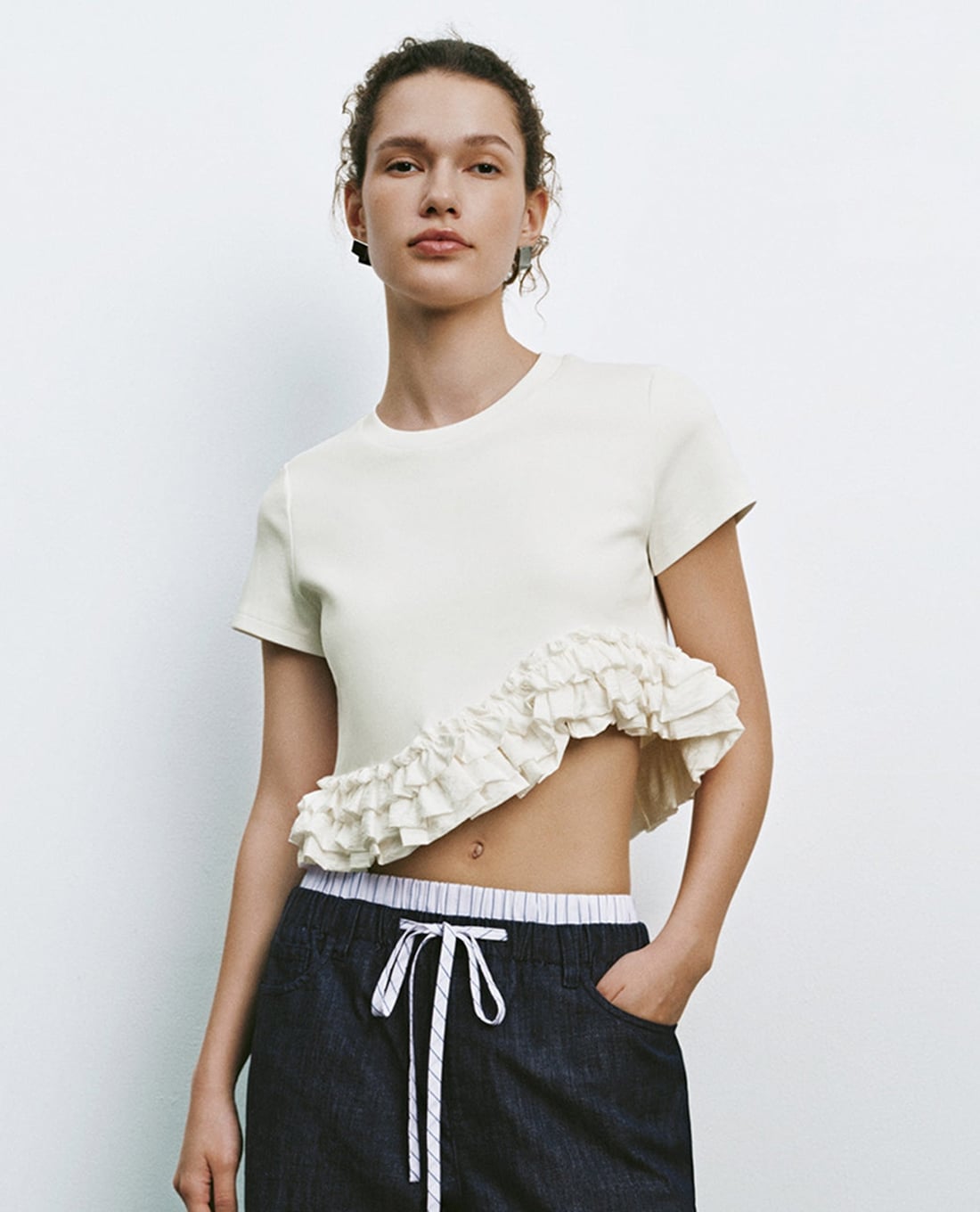 URBAN REVIVO - Áo croptop nữ cổ tròn tay ngắn phối bèo