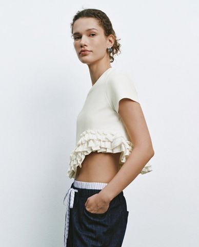  URBAN REVIVO - Áo croptop nữ cổ tròn tay ngắn phối bèo 