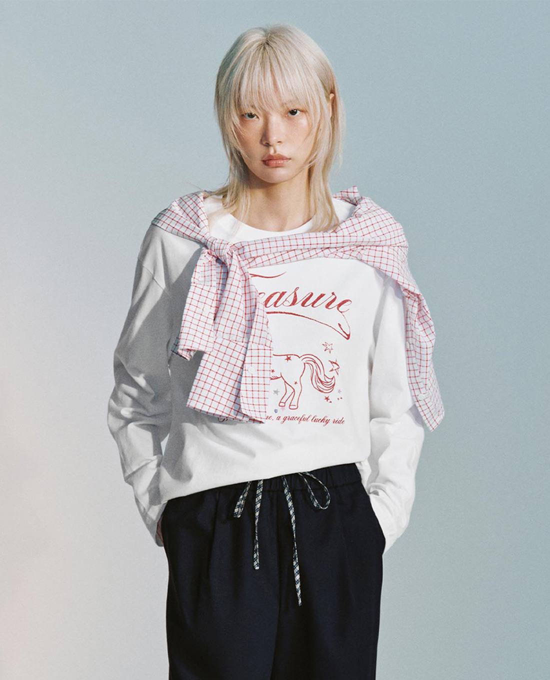 URBAN REVIVO - Áo thun nữ cổ tròn tay dài in họa tiết