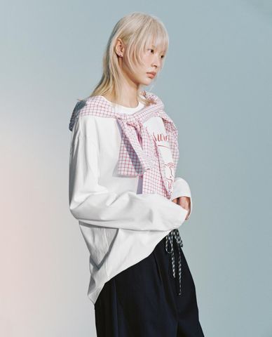  URBAN REVIVO - Áo thun nữ cổ tròn tay dài in họa tiết 