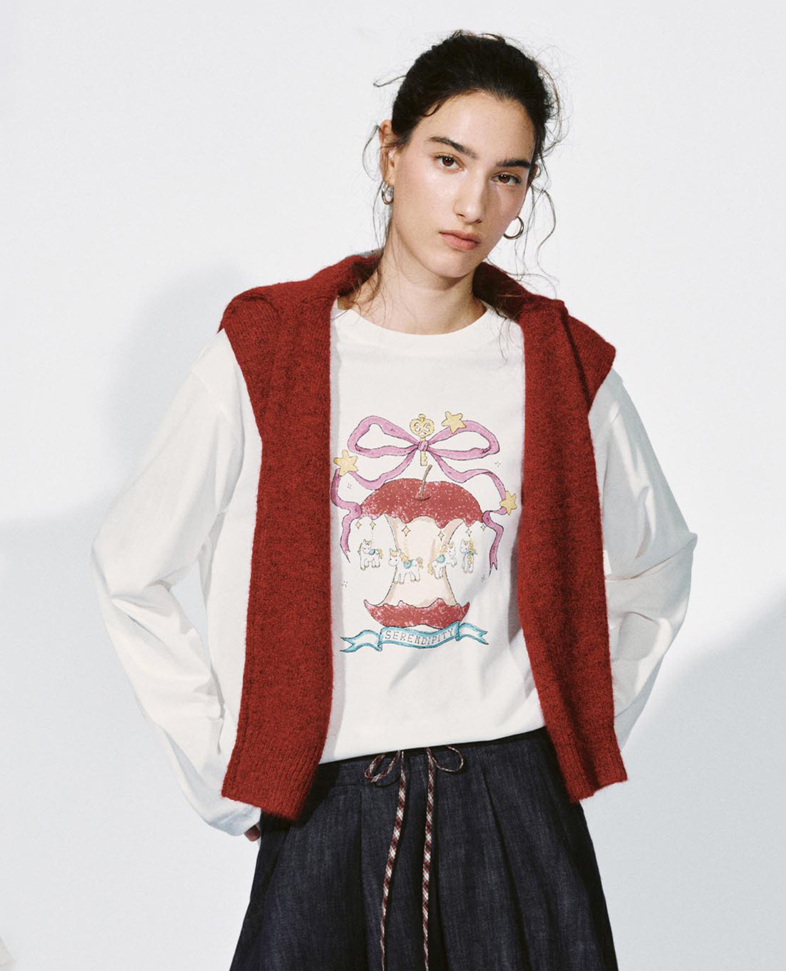 URBAN REVIVO - Áo thun nữ cổ tròn tay dài in họa tiết