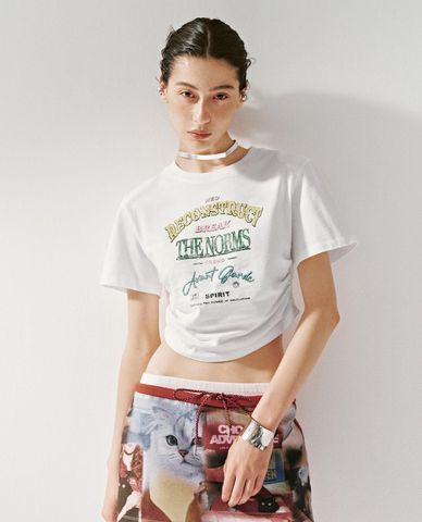  URBAN REVIVO - Áo croptop nữ cổ tròn tay ngắn in hình 