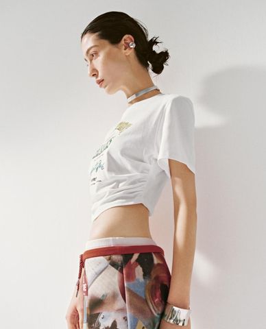  URBAN REVIVO - Áo croptop nữ cổ tròn tay ngắn in hình 