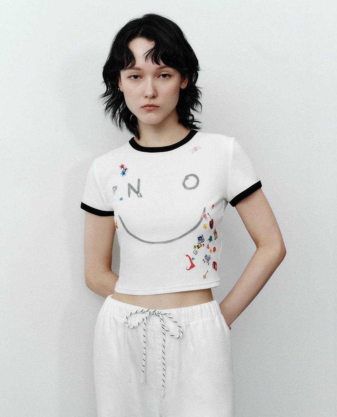 URBAN REVIVO - Áo croptop nữ cổ tròn tay ngắn phối viền