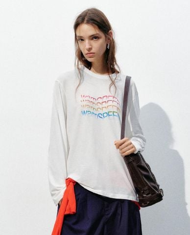  URBAN REVIVO - Áo thun nữ cổ tròn tay dài in chữ 