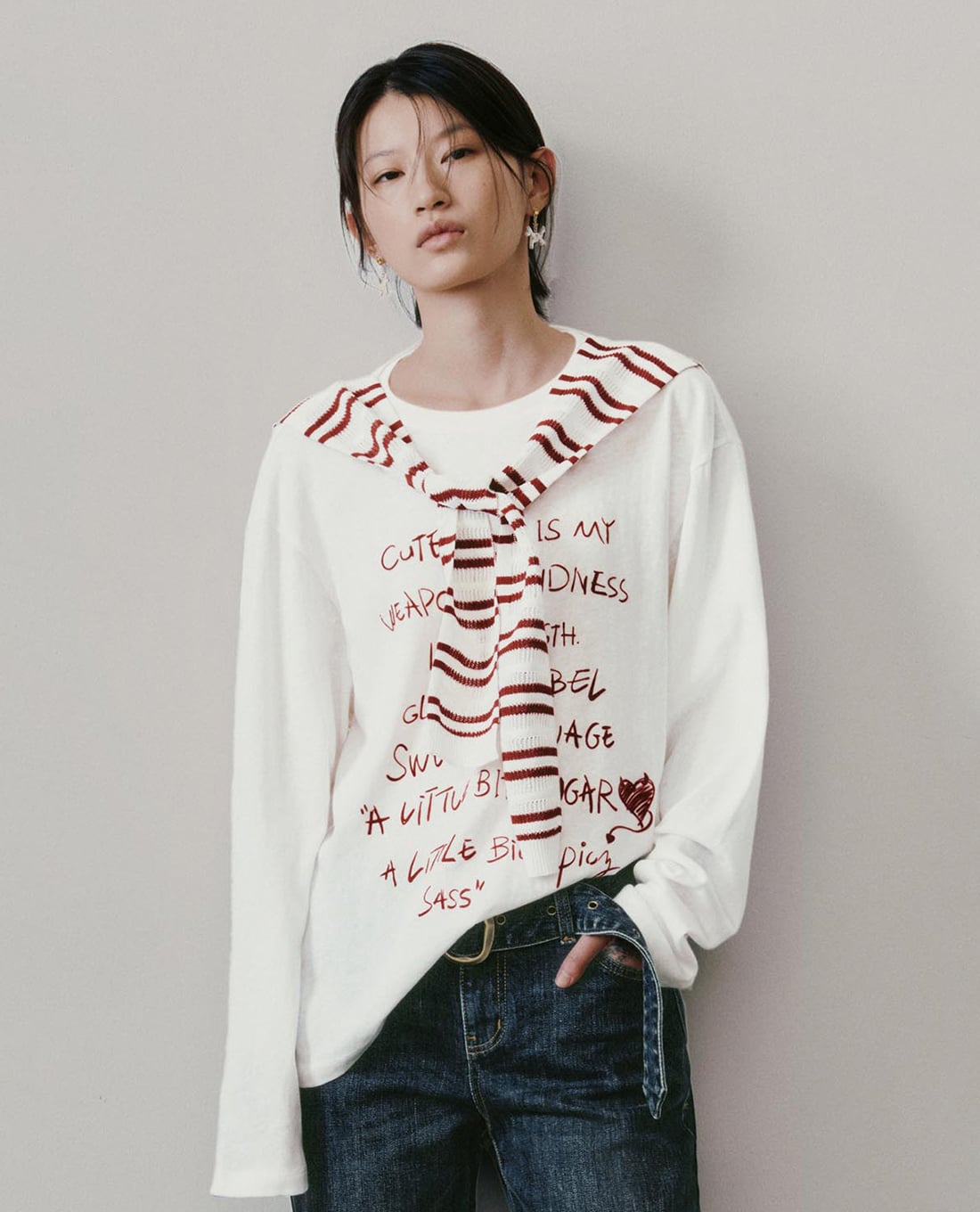 URBAN REVIVO - Áo thun nữ cổ tròn tay dài phối khăn choàng