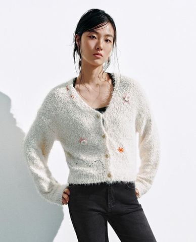 URBAN REVIVO - Áo khoác cardigan nữ cổ V tay dài thêu hoa 