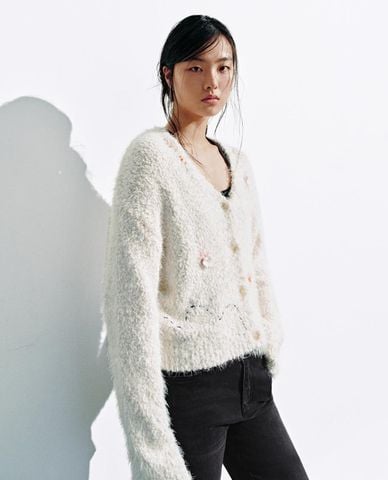  URBAN REVIVO - Áo khoác cardigan nữ cổ V tay dài thêu hoa 