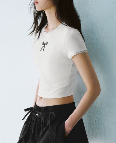  URBAN REVIVO - Áo croptop nữ cổ tròn phối ren 