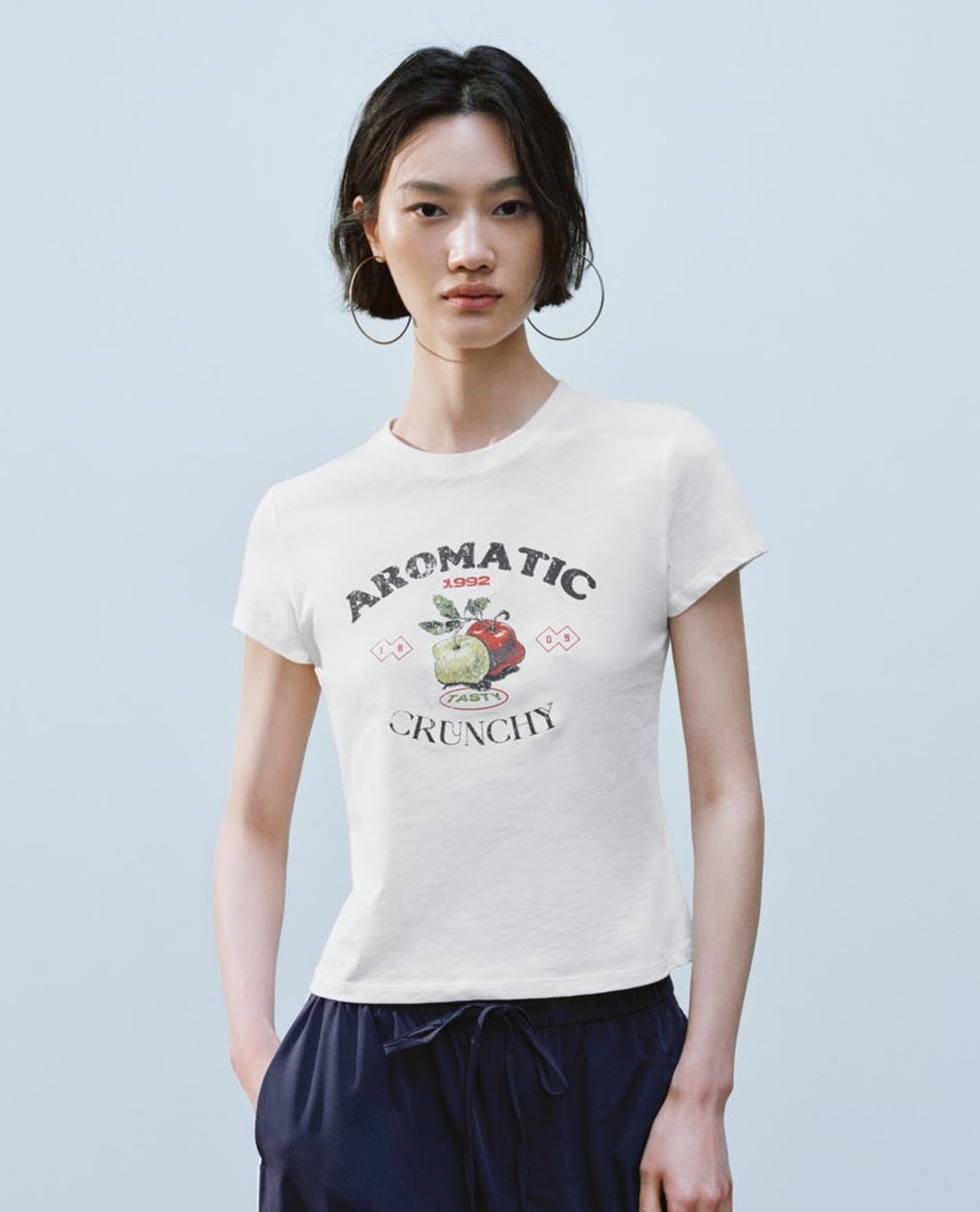 URBAN REVIVO - Áo thun nữ cổ tròn tay ngắn in họa tiết