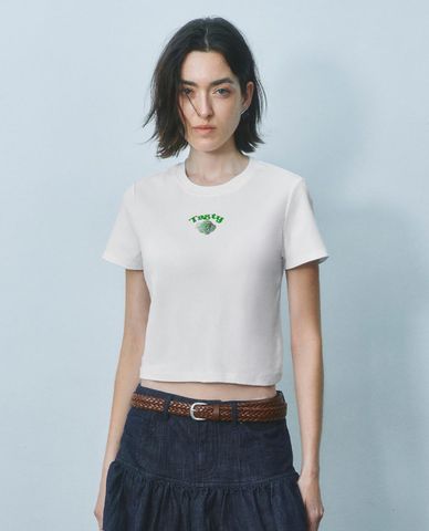  URBAN REVIVO - Áo croptop nữ cổ tròn tay ngắn in họa tiết 