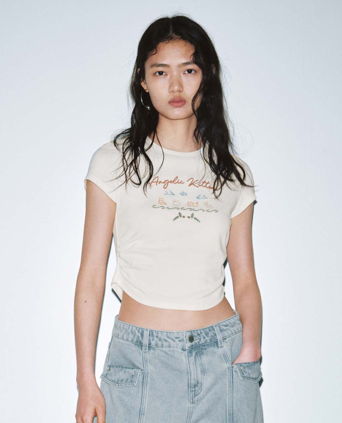 URBAN REVIVO - Áo croptop nữ cổ tròn tay ngắn nhún eo