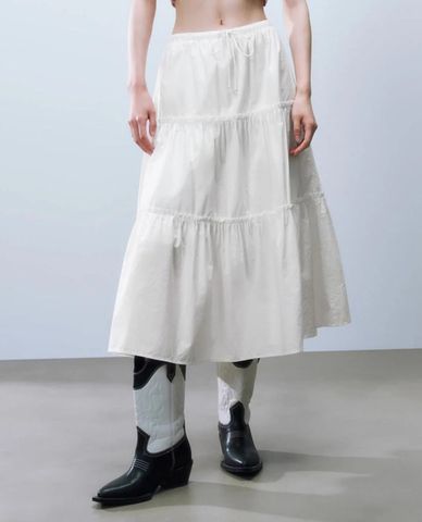  URBAN REVIVO - Chân váy xếp tầng midi lưng thun 