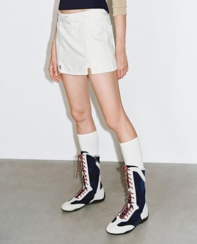  URBAN REVIVO - Chân váy denim mini kèm thắt lưng 