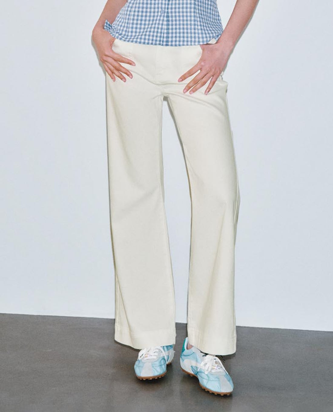 URBAN REVIVO - Quần jeans nữ ống loe cạp cao