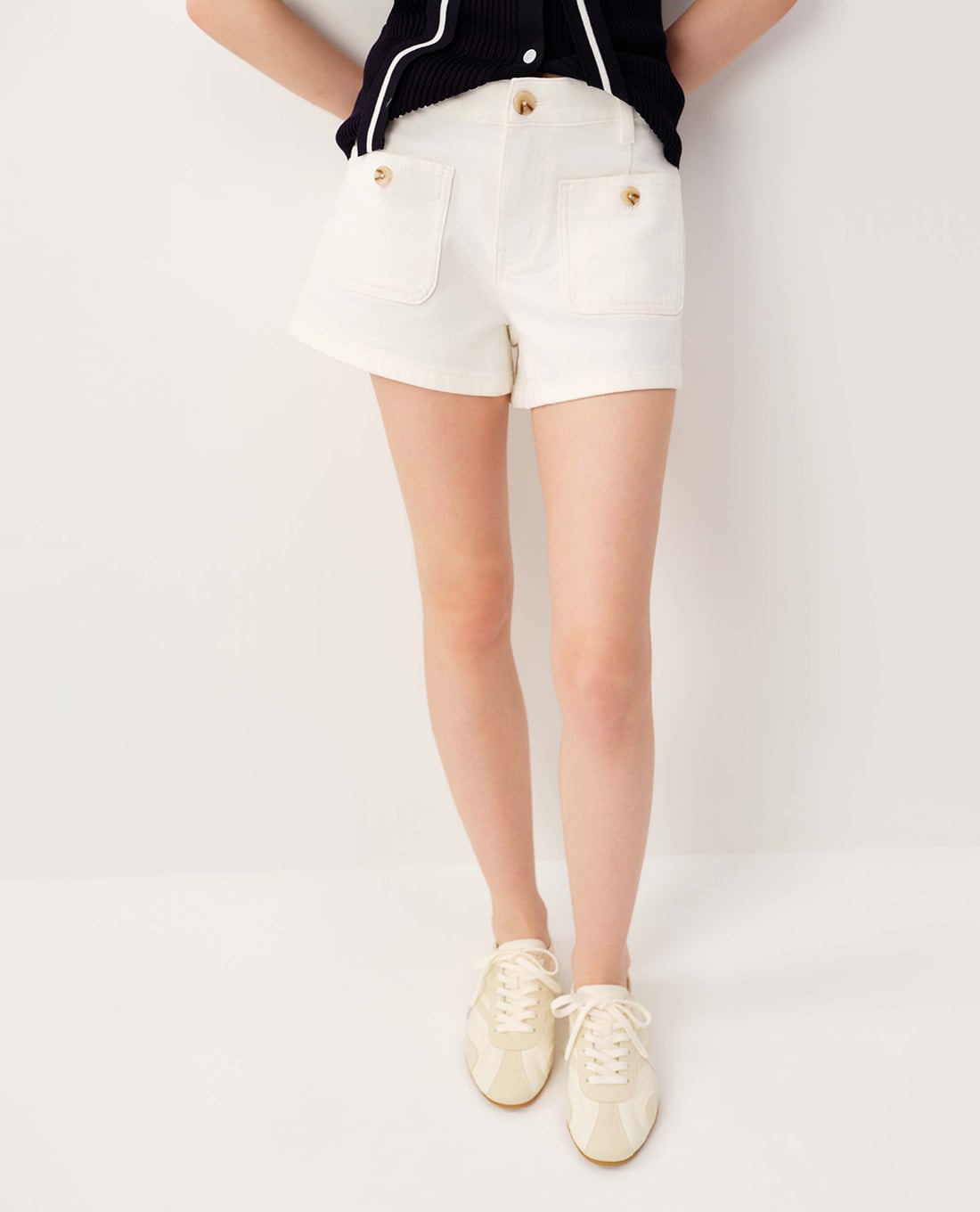 URBAN REVIVO - Quần short jeans nữ túi đắp khuy vân