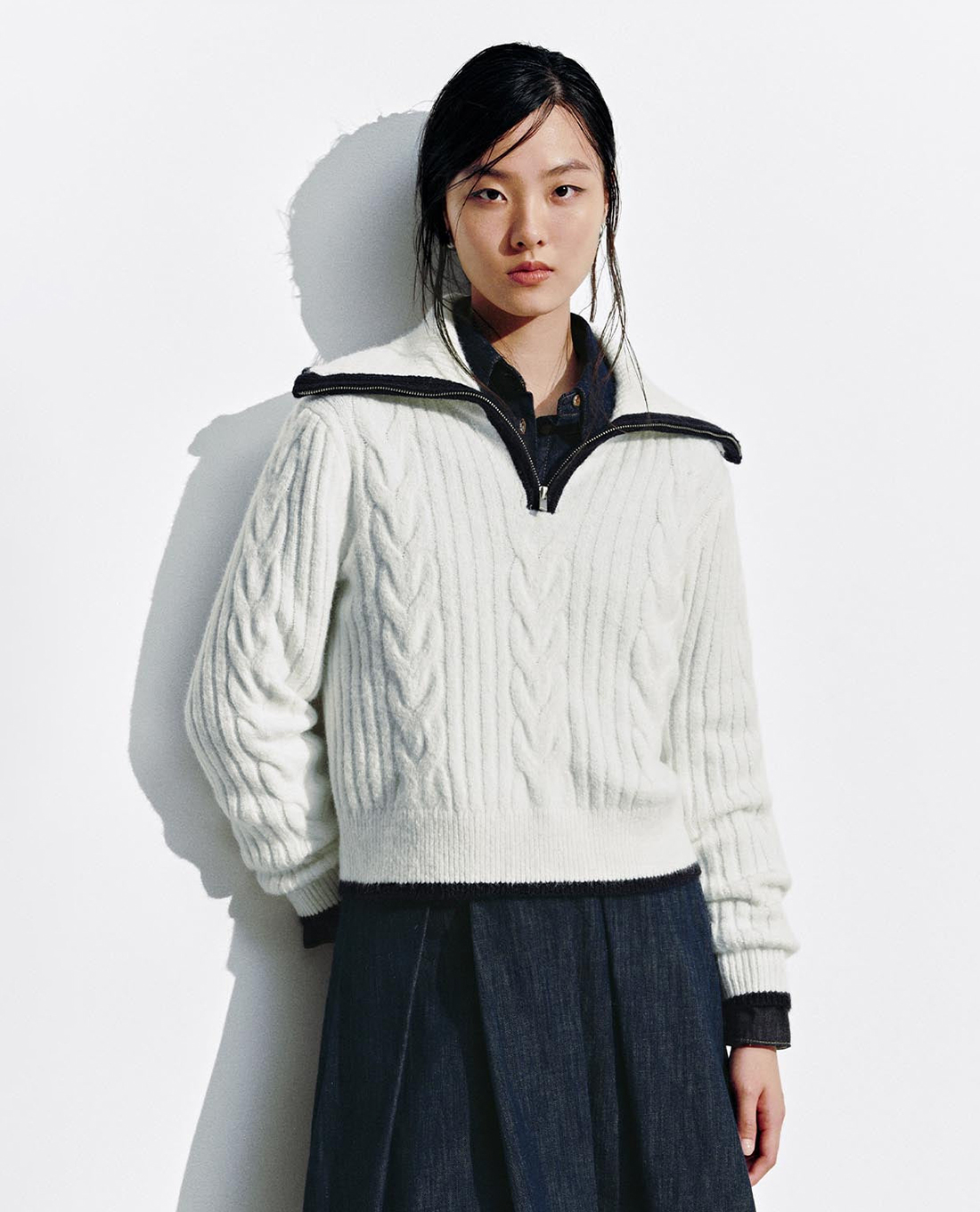 URBAN REVIVO - Áo dệt kim nữ cổ bẻ tay dài phối khoá zip