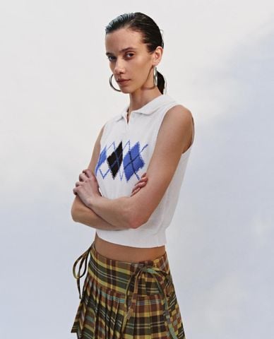  URBAN REVIVO - Áo sát nách nữ dệt kim cổ bẻ phom croptop 