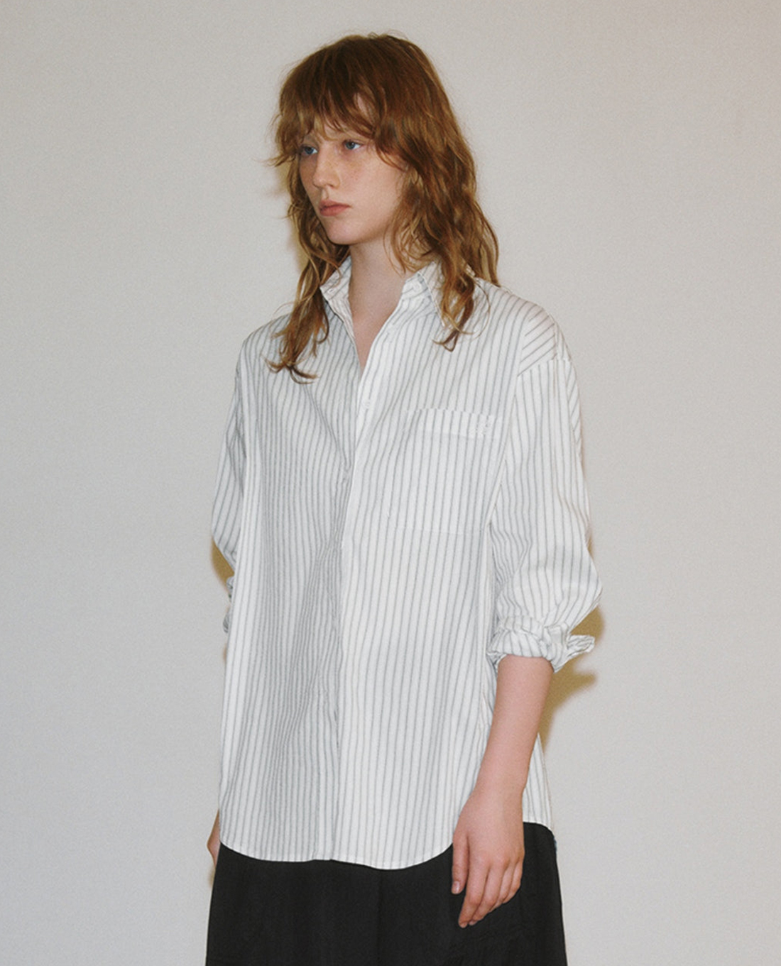 URBAN REVIVO - Áo sơ mi nữ cổ bẻ tay dài kẻ sọc