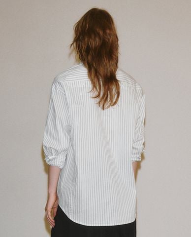  URBAN REVIVO - Áo sơ mi nữ cổ bẻ tay dài kẻ sọc 